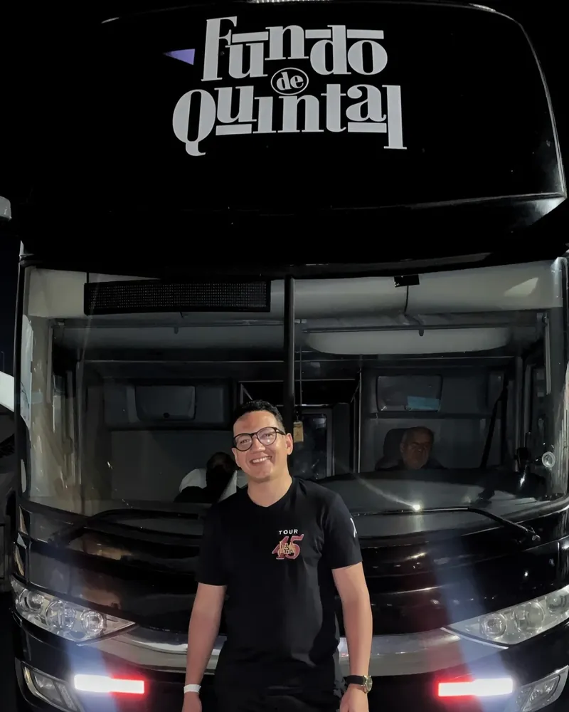 Jean em frente ao ônibus do Grupo Fundo de Quintal