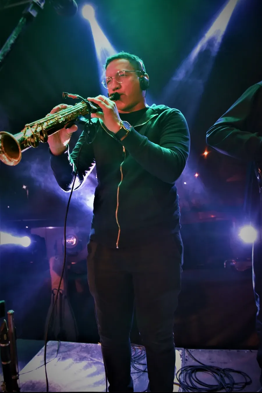 Jean tocando sax no palco