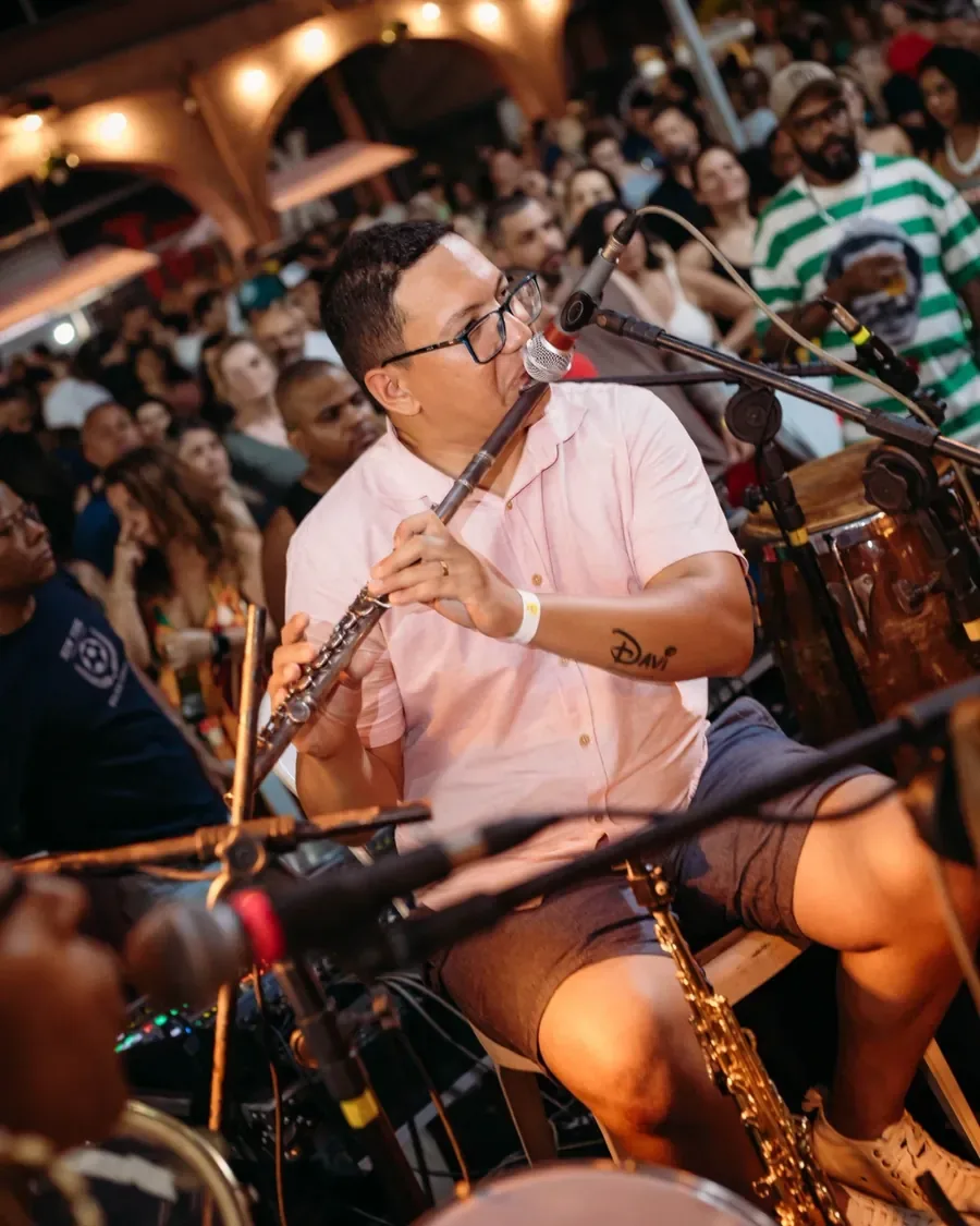 Jean tocando flauta na roda de samba
