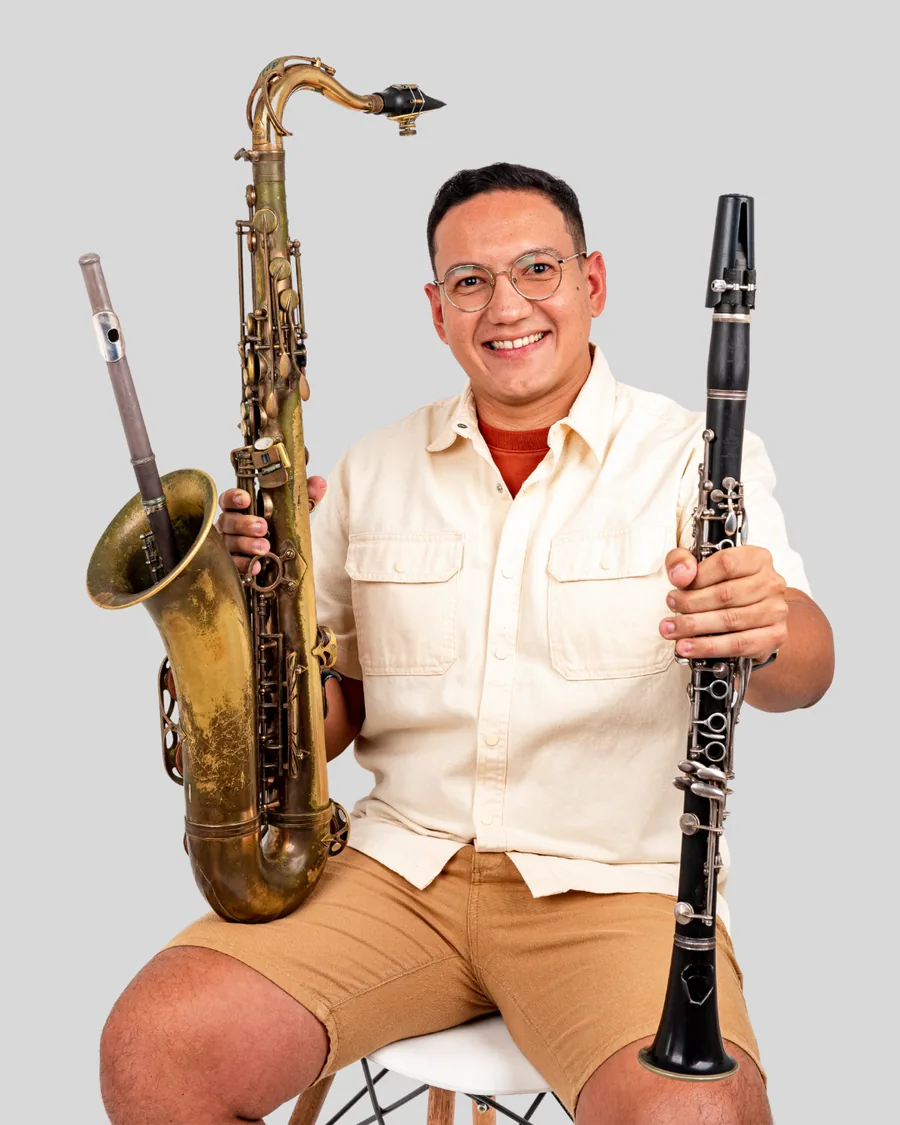 Jean Ximenes com o saxofone e a clarineta